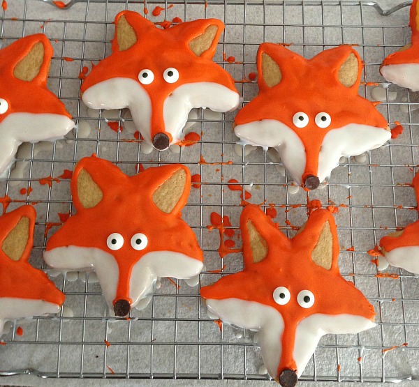 fox cookies on cooling rack