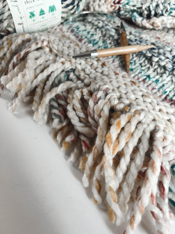 Beginner knitting pattern for a scarf! Featuring optional fringe