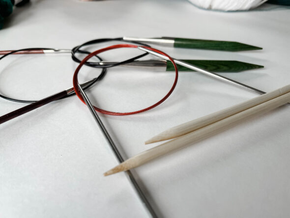 Circular knitting needles of different sizes
