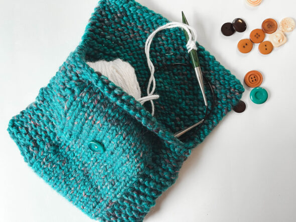 Simple knitted project pouch - free knitting pattern for beginners