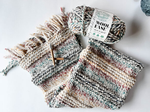 Free beginner scarf knitting pattern! This beginner knitting pattern features stockinette and garter stitch sections, with an optional tutorial on adding fringe.