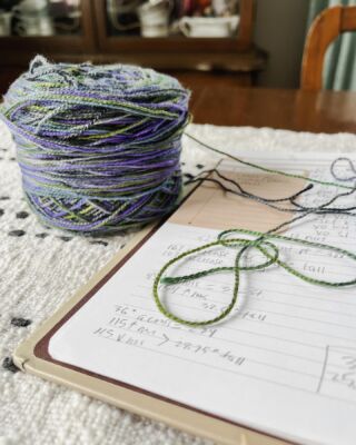 Difference between a Knit and Purl Stitch – Learn to Knit for Beginners –  Lesson 2 – Jo-Creates